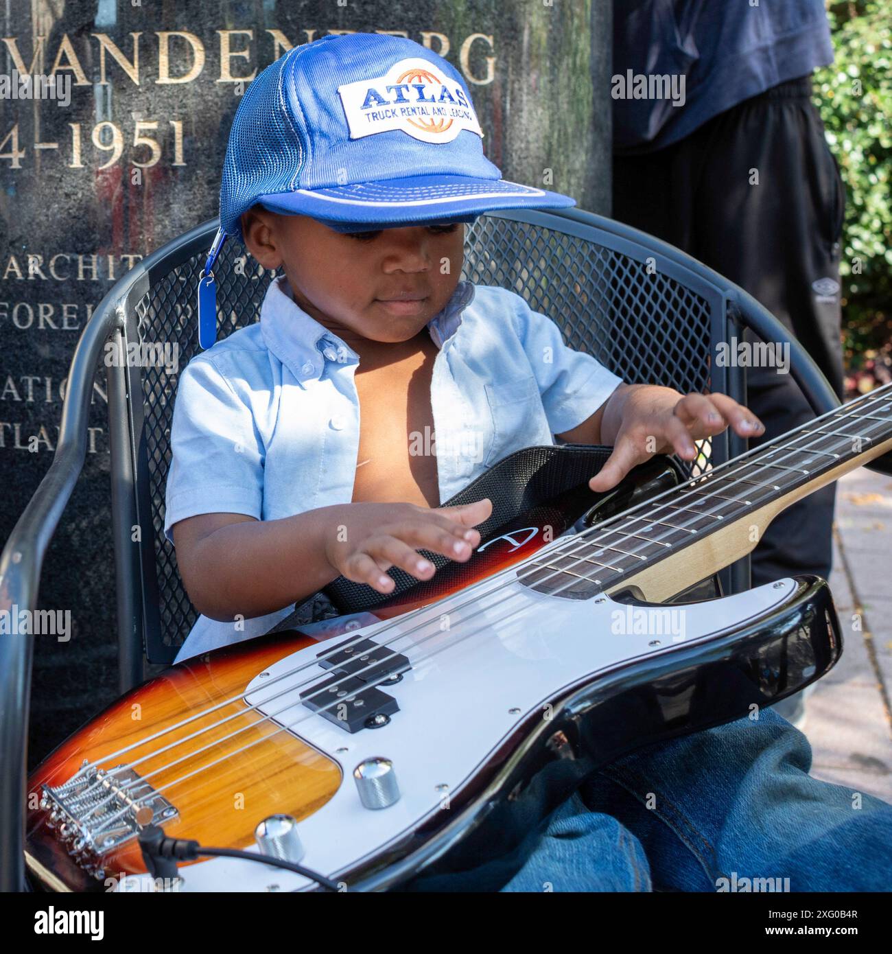 Grand Rapids, Michigan - Un ragazzo si diverte con una chitarra elettrica durante il concorso ArtPrize. La mostra d'arte annuale e l'evento culturale sono caratterizzati da Foto Stock