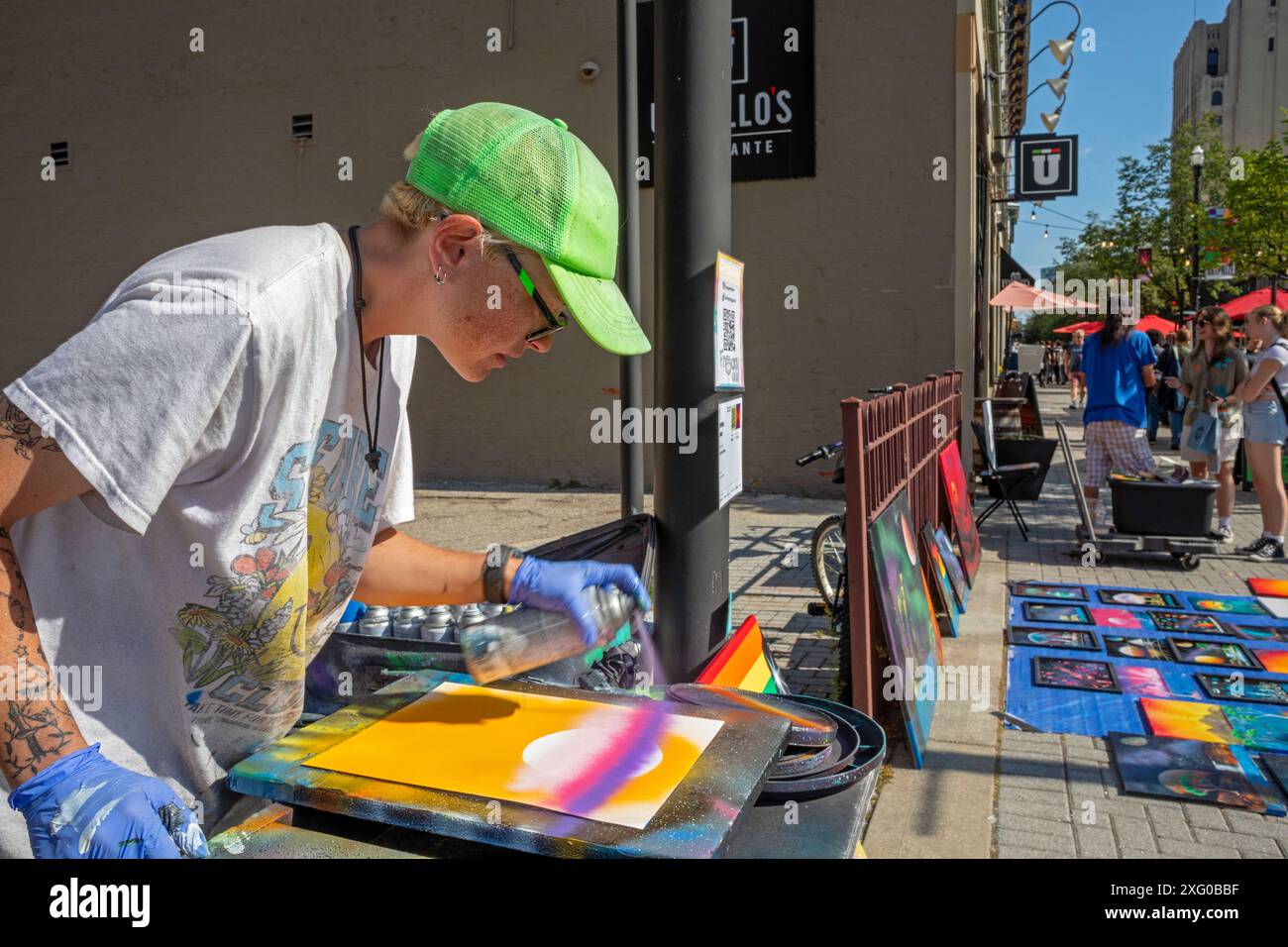 Grand Rapids, Michigan - Patricia Owen con la sua mostra di pittura a spruzzo durante il concorso ArtPrize. L'annuale mostra d'arte e l'evento culturale Foto Stock