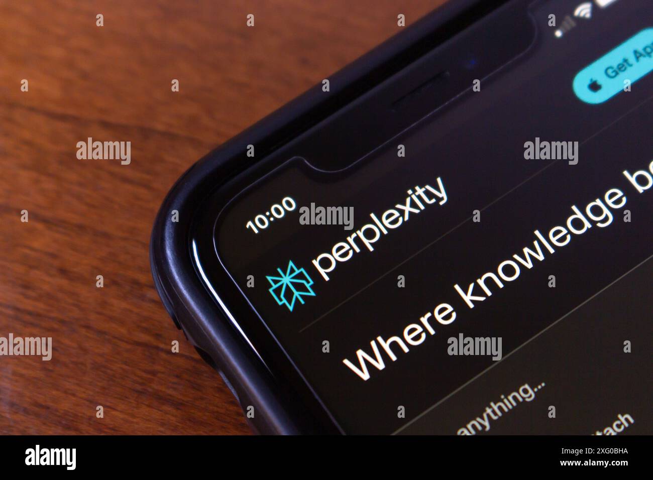 Il logo Perplexity.ai è visibile sul suo sito Web su uno schermo iPhone. Perplexity ai è un motore di ricerca e conversazione basato su chatbot ai. Foto Stock
