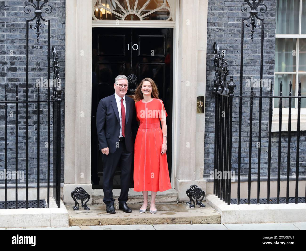 Londra, Regno Unito. 5 luglio 2024. Appena nominato primo ministro Sir Keir Starmer arriva al numero 10 con sua moglie Victoria dopo il suo incontro con il re. Crediti: Uwe Deffner/Alamy Live News Foto Stock