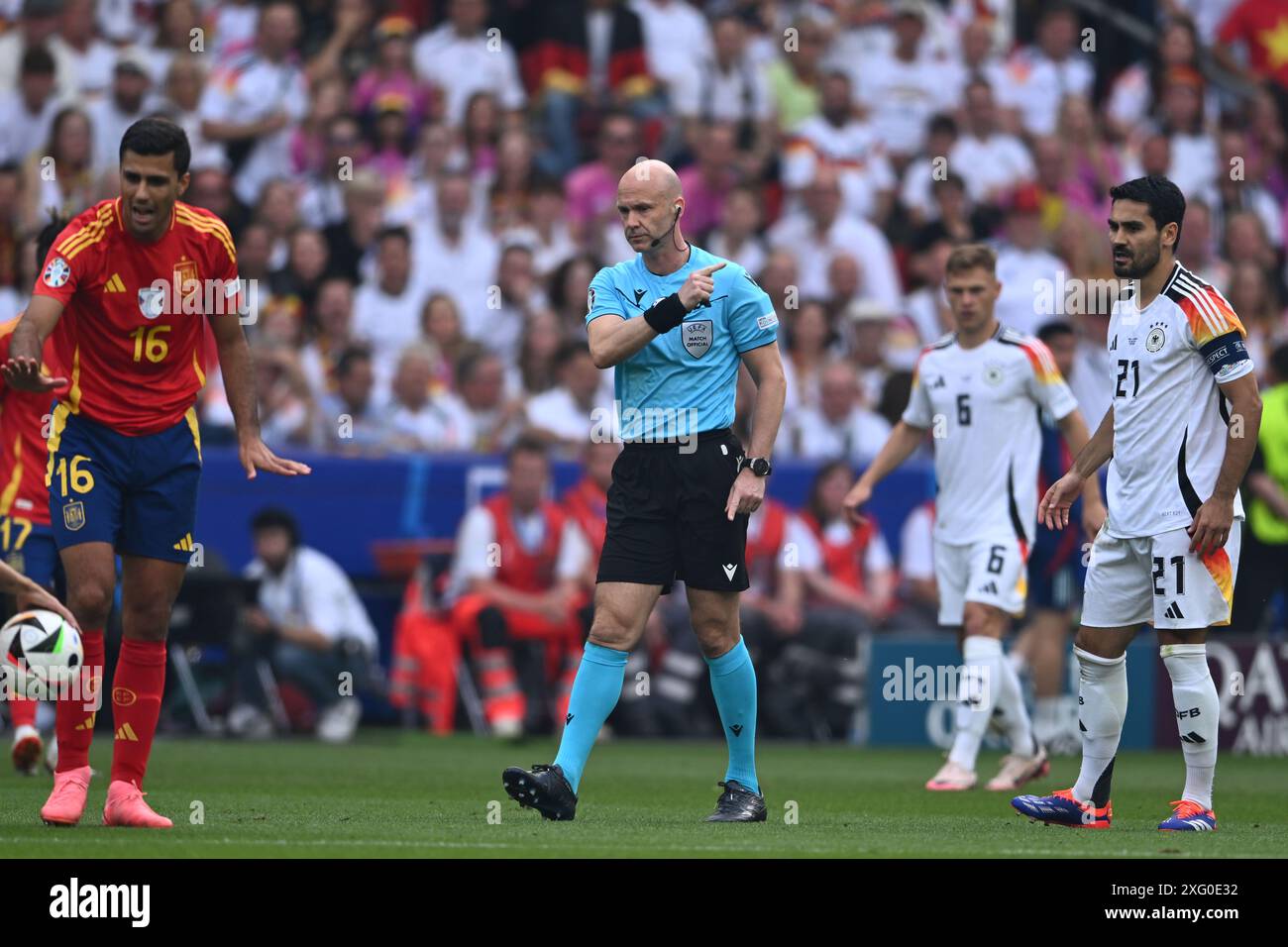 Anthony Taylor (arbitro) durante la partita UEFA Euro Germany 2024 tra Spagna 2-1 e Germania all'Arena di Stoccarda il 5 luglio 2024 a Stoccarda, Germania. Crediti: Maurizio Borsari/AFLO/Alamy Live News Foto Stock