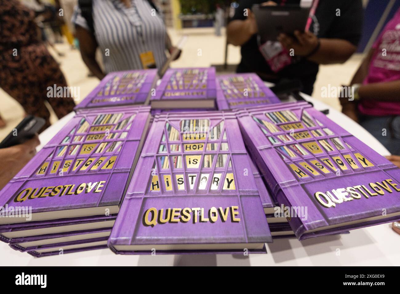 New Orleans, Stati Uniti. 5 luglio 2024. Il musicista Ahmir Thompson meglio conosciuto come Questlove of the Legendary Roots Crew firma il suo libro "Hip Hop is History" al 30° ESSENCE Festival of Culture™ presentato da Coca-Cola® al Ernest N. Morial Convention Center di New Orleans, Louisiana, il 5 luglio 2024. (Foto di Jay Wiggins/Sipa USA) credito: SIPA USA/Alamy Live News Foto Stock