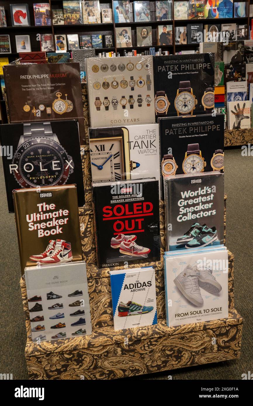 Barnes & Noble Booksellers sulla Fifth Avenue a New York City ha una vasta selezione di libri, USA 2024 Foto Stock