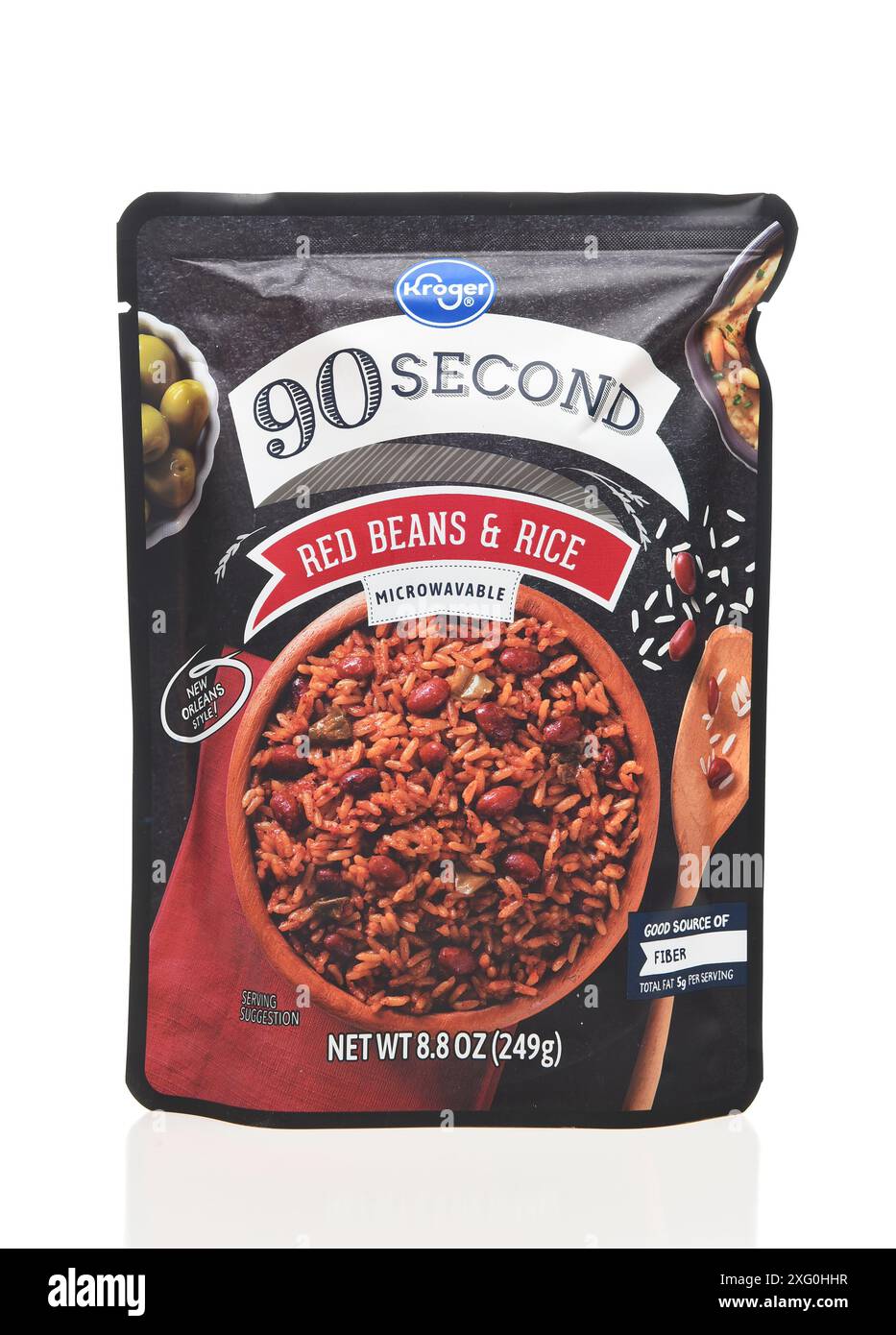IRVINE, CALIFORNIA - 5 LUGLIO 2024: Un pacchetto di Kroger 90 Second Red Rice and Beans. Foto Stock