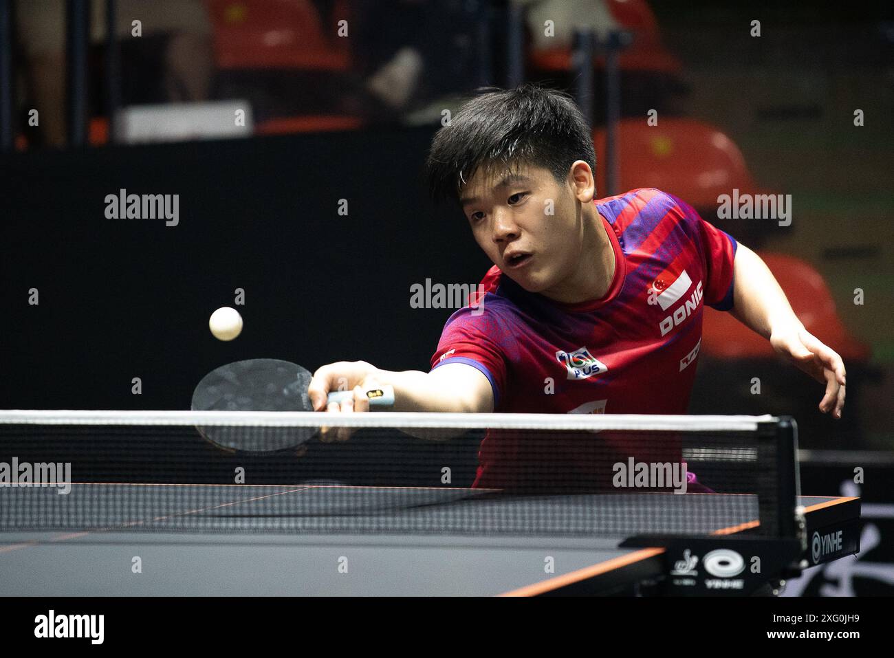 Bangkok, Thailandia. 5 luglio 2024. L'Izaac Quek di Singapore gioca contro un Jaehyun della Corea del Sud (non nella foto) durante il singolo round maschile di Ping-pong del 32 nella gara del World Table Tennis Star Bangkok 2024 allo Huamark Indoor Stadium. An Jaehyun ha vinto contro Izaac Quek 3-2 (8:11, 11:7, 9:11, 11:6, 11:9) crediti: SOPA Images Limited/Alamy Live News Foto Stock