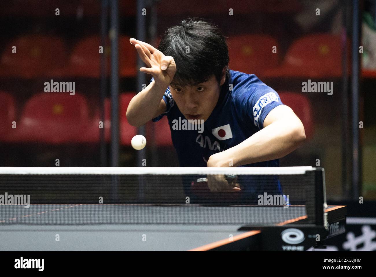 Bangkok, Thailandia. 5 luglio 2024. Hiroto Shinozuka del Giappone gioca contro Yuta Tanaka del Giappone (non nella foto) durante il singolo round maschile di Ping-pong del 32 nella partita del World Table Tennis Star contender Bangkok 2024 allo Huamark Indoor Stadium. Hiroto Shinozuka ha vinto contro Yuta Tanaka 3-2 (11:9, 7:11, 7:11, 11:9, 11:8) crediti: SOPA Images Limited/Alamy Live News Foto Stock