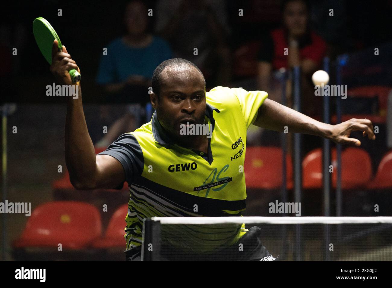 Bangkok, Thailandia. 5 luglio 2024. Quadri Aruna della Nigeria gioca contro Yukiya Uda del Giappone (non nella foto) durante il singolo round maschile di Ping-pong del 32 nella partita del World Table Tennis Star contender Bangkok 2024 allo Huamark Indoor Stadium. Yukiya Uda ha vinto contro quadri Aruna 3-0 (13:11, 12:10, 11:8) crediti: SOPA Images Limited/Alamy Live News Foto Stock