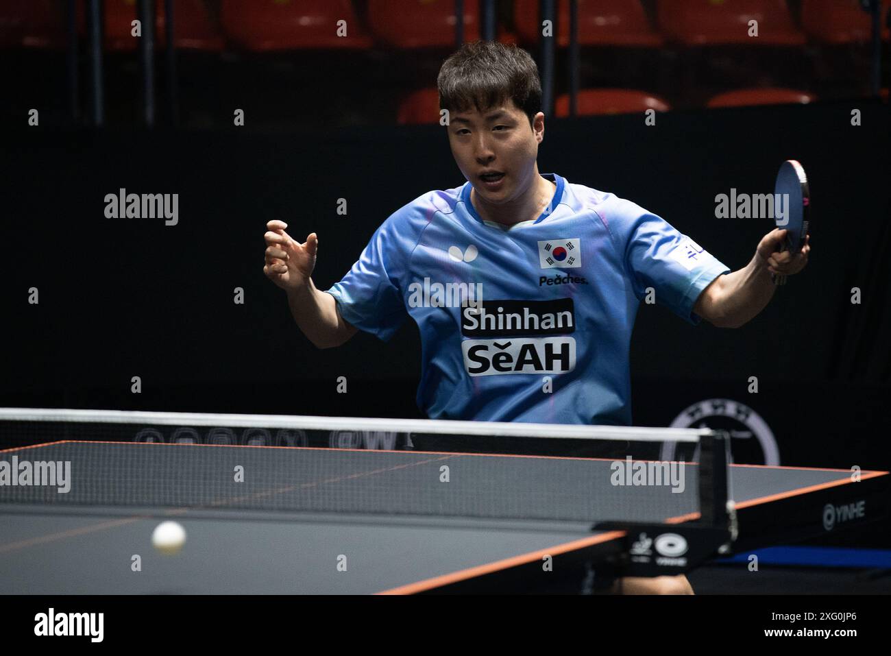 Bangkok, Thailandia. 5 luglio 2024. Lim Jonghoon della Corea del Sud gioca contro il Manav Vikash Thakkar dell'India (non nella foto) durante il singolo round maschile di Ping-pong del 32 nella gara del World Table Tennis Star Bangkok 2024 allo Huamark Indoor Stadium. Lim Jonghoon ha vinto contro Manav Vikash Thakkar 3-2 (8:11, 9:11, 11:9, 12:10, 12:10) crediti: SOPA Images Limited/Alamy Live News Foto Stock