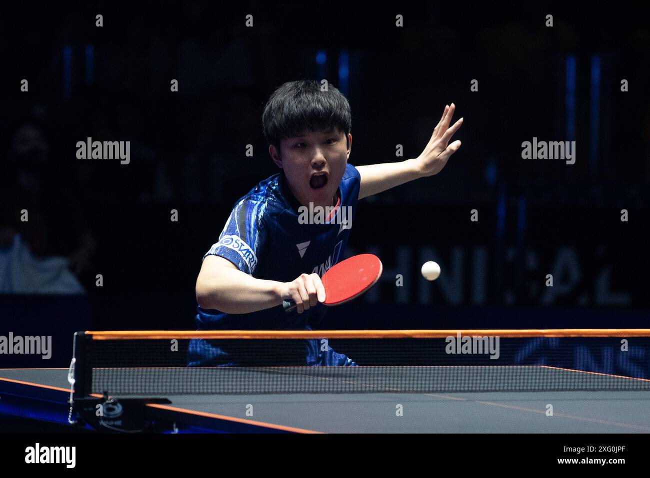 Bangkok, Thailandia. 5 luglio 2024. Il Giappone Tomokazu Harimoto gioca contro Chan Baldwin di Hong Kong (non nella foto) durante il singolo round maschile di Ping-pong del 32 nella gara del World Table Tennis Star Bangkok 2024 allo Huamark Indoor Stadium. Tomokazu Harimoto ha vinto contro Chan Baldwin 3-1 (11:4, 11:7, 8:11, 11:9) crediti: SOPA Images Limited/Alamy Live News Foto Stock