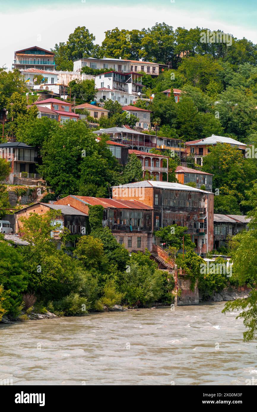 Il Rioni è il principale fiume della Georgia occidentale, che ha origine nelle montagne del Caucaso, nella regione di Racha e scorre verso ovest fino al Mar Nero. Foto Stock