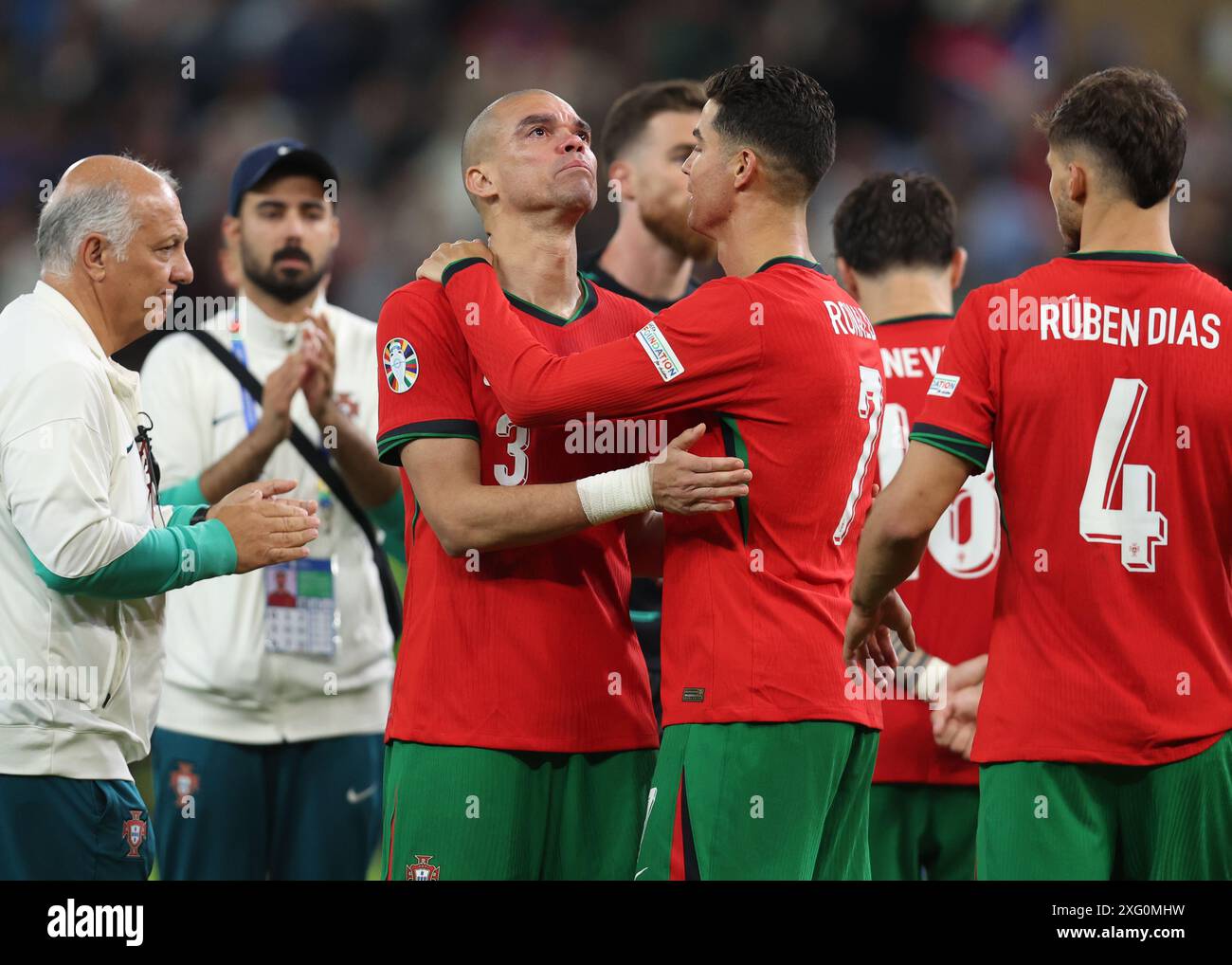 Amburgo, Germania. 5 luglio 2024. Pepe del Portogallo consolato da Cristiano Ronaldo del Portogallo dopo aver perso il calcio di rigore durante i quarti di finale dei Campionati europei UEFA al Volksparkstadion di Amburgo. Il credito per immagini dovrebbe essere: Paul Terry/Sportimage Credit: Sportimage Ltd/Alamy Live News Foto Stock