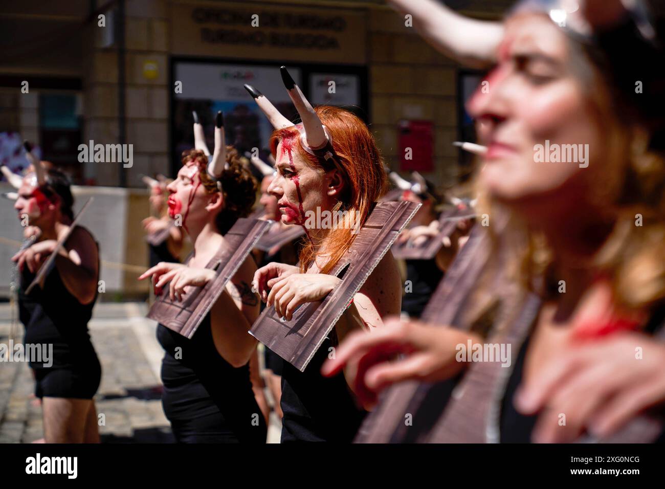 Pamplona, Navarra, Spagna. 4 giugno 2024. Gli attivisti si sono macchiati di sangue finto, catene sui polsi e un pezzo di scherma della marcia della corrida durante la manifestazione per chiedere l'abolizione delle corride durante i festival di San Fermin. (Credit Image: © Sergio MartÃŒN/SOPA Images via ZUMA Press Wire) SOLO PER USO EDITORIALE! Non per USO commerciale! Foto Stock