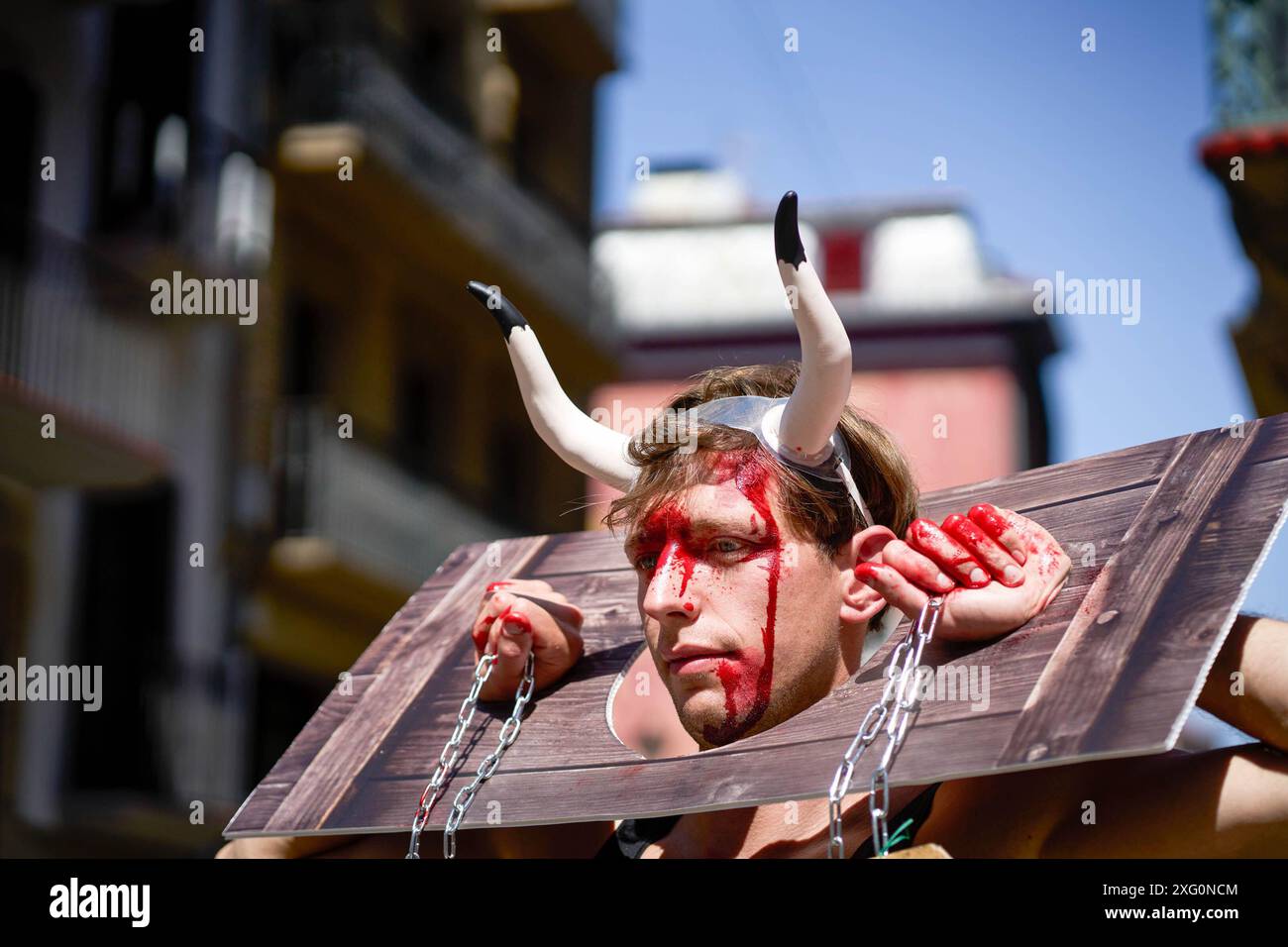 Pamplona, Navarra, Spagna. 4 giugno 2024. Un manifestante macchiato di sangue finto, catene sui polsi e un pezzo di scherma della corrida prende parte alla manifestazione per chiedere l'abolizione delle corride durante i festival di San Fermin. (Credit Image: © Sergio MartÃŒN/SOPA Images via ZUMA Press Wire) SOLO PER USO EDITORIALE! Non per USO commerciale! Foto Stock