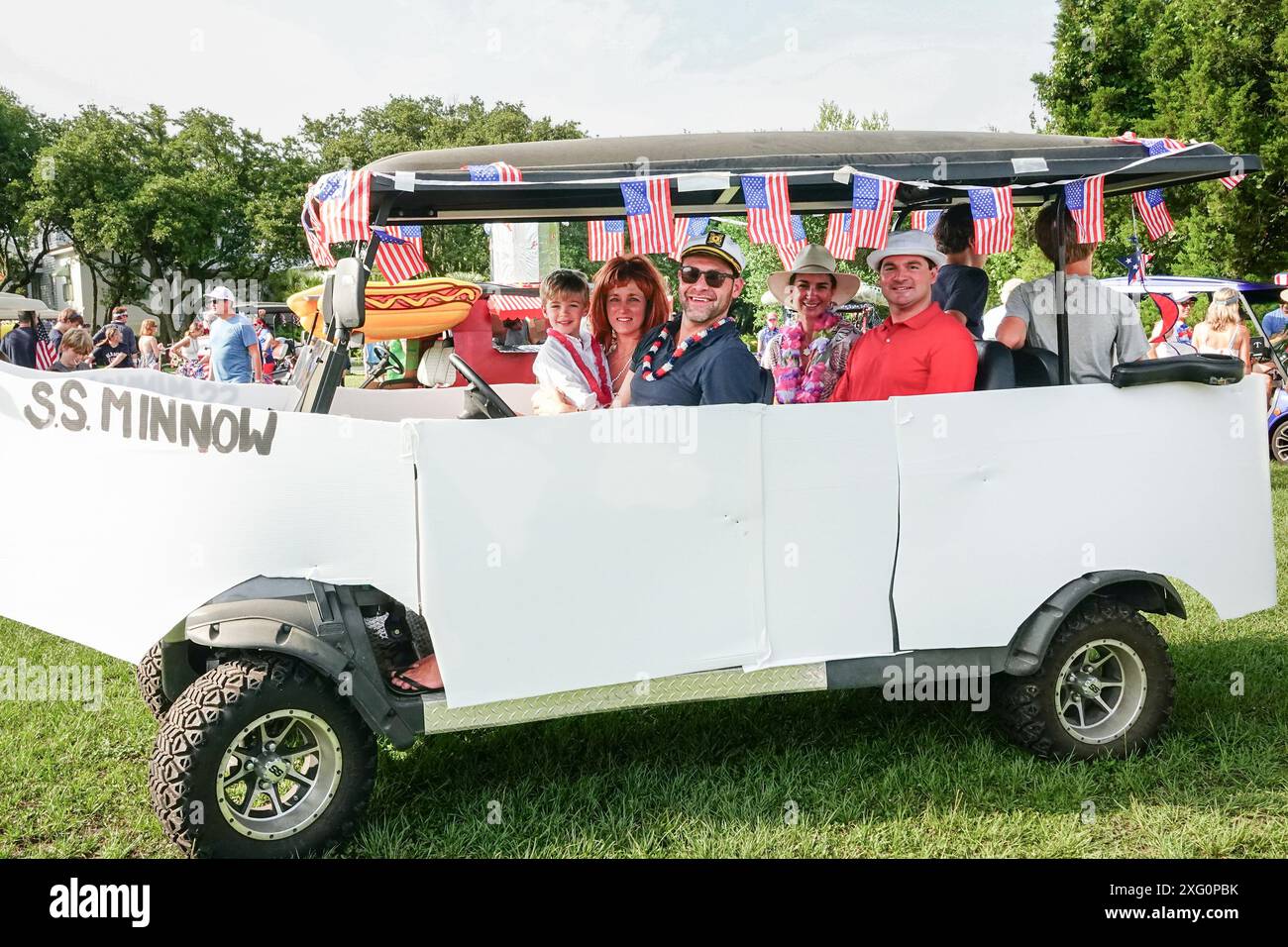 Sullivans Island, Stati Uniti d'America. 4 luglio 2024. Un golf cart decorato come SS Minnow della serie televisiva classica Gilligan Island si prepara per la sfilata annuale di biciclette e golf cart che celebra il giorno dell'indipendenza il 4 luglio 2024 a Sullivans Island, South Carolina. Crediti: Richard Ellis/Richard Ellis/Alamy Live News Foto Stock