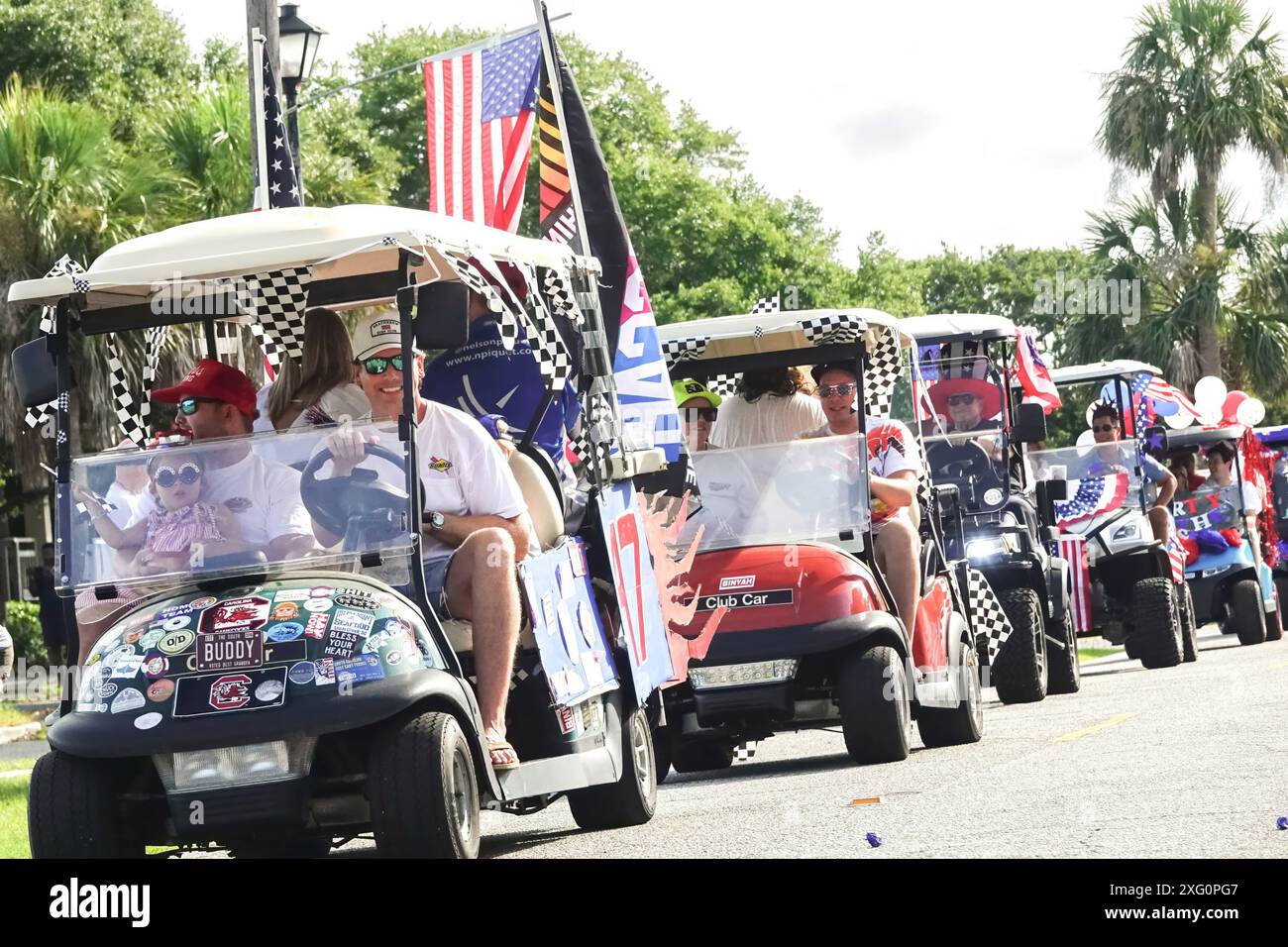 Sullivans Island, Stati Uniti d'America. 4 luglio 2024. I golf cart decorati corrono lungo Middle Street durante l'annuale sfilata di biciclette e golf cart che celebra il 4 luglio 2024 il giorno dell'indipendenza a Sullivans Island, South Carolina. Crediti: Richard Ellis/Richard Ellis/Alamy Live News Foto Stock