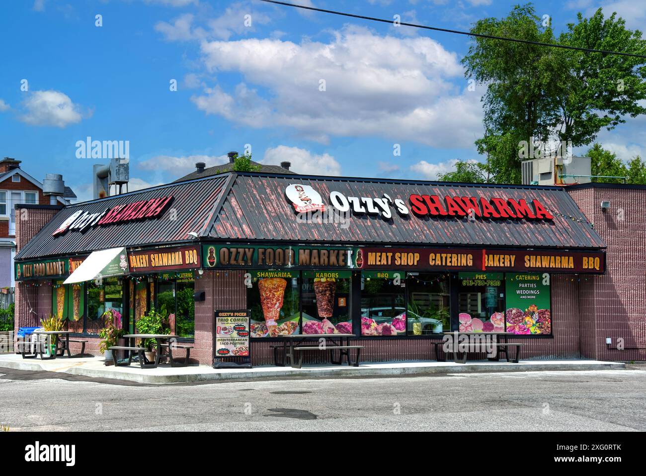 Ottawa, Canada - 5 luglio 2024: L'Ozzys Food Market si trova nel Blossom Park, sede di numerosi negozi di shawarma e di uno dei quasi 200 ristoranti Foto Stock