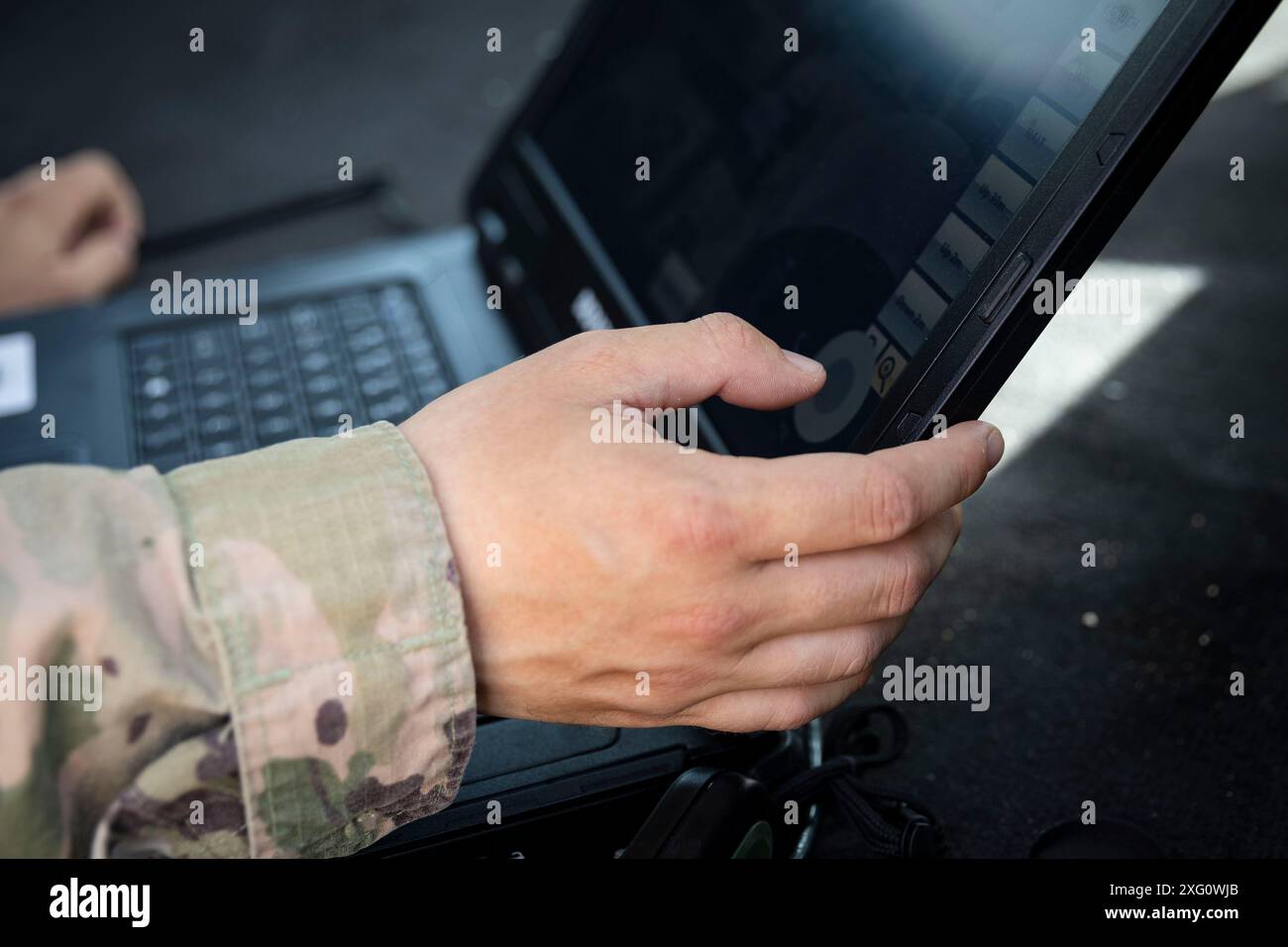 Un soldato dell'esercito degli Stati Uniti assegnato alla 34th Infantry Division "Red Bulls", gestisce l'antenna ad altezza variabile durante l'addestramento per la certificazione, il 30 maggio 2024, nell'area delle operazioni del comando centrale degli Stati Uniti. L'antenna ad altezza variabile è un drone collegato che si alza a 200 metri dal suolo e trasmette le trasmissioni radio estendendo la linea di visuale. Fa parte del kit di rete tattica integrato che include una combinazione di strumenti militari e commerciali che miglioreranno la capacità dell'unità di condurre comunicazioni tattiche e fa parte degli sforzi complessivi di modernizzazione dell'esercito. (U.S. Army p Foto Stock