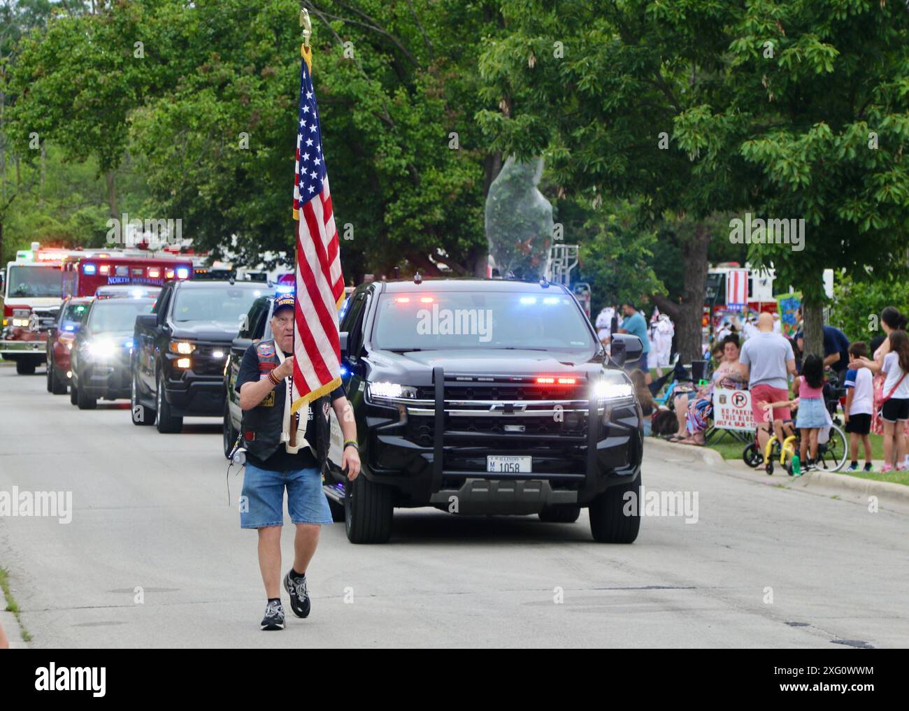 Ogni anno la Guardia Nazionale dell'Illinois sostiene gli eventi del giorno dell'indipendenza in tutto lo stato. Anche se c'era una pioggia leggera la mattina del 4 luglio, il sergente Eduardo Serna e l'SPC. Rodolfo Hill del 1970th Quartermaster Co. Della 34th Division Sustainment Brigade parteciparono alla North Riverside Independence Day Parade proprio in fondo alla strada dall'armeria della Guardia Nazionale dell'Illinois a North Riverside. Foto Stock
