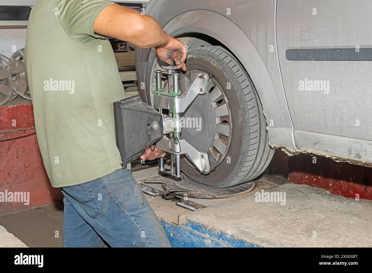 Il meccanico sta regolando il veicolo. Foto Stock