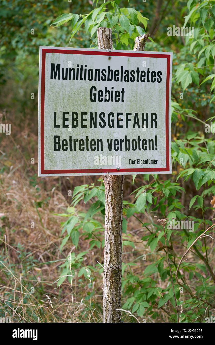 Firmi con l'iscrizione Ammunition Contaminated area, pericolo per la vita, nessun disprezzo Foto Stock