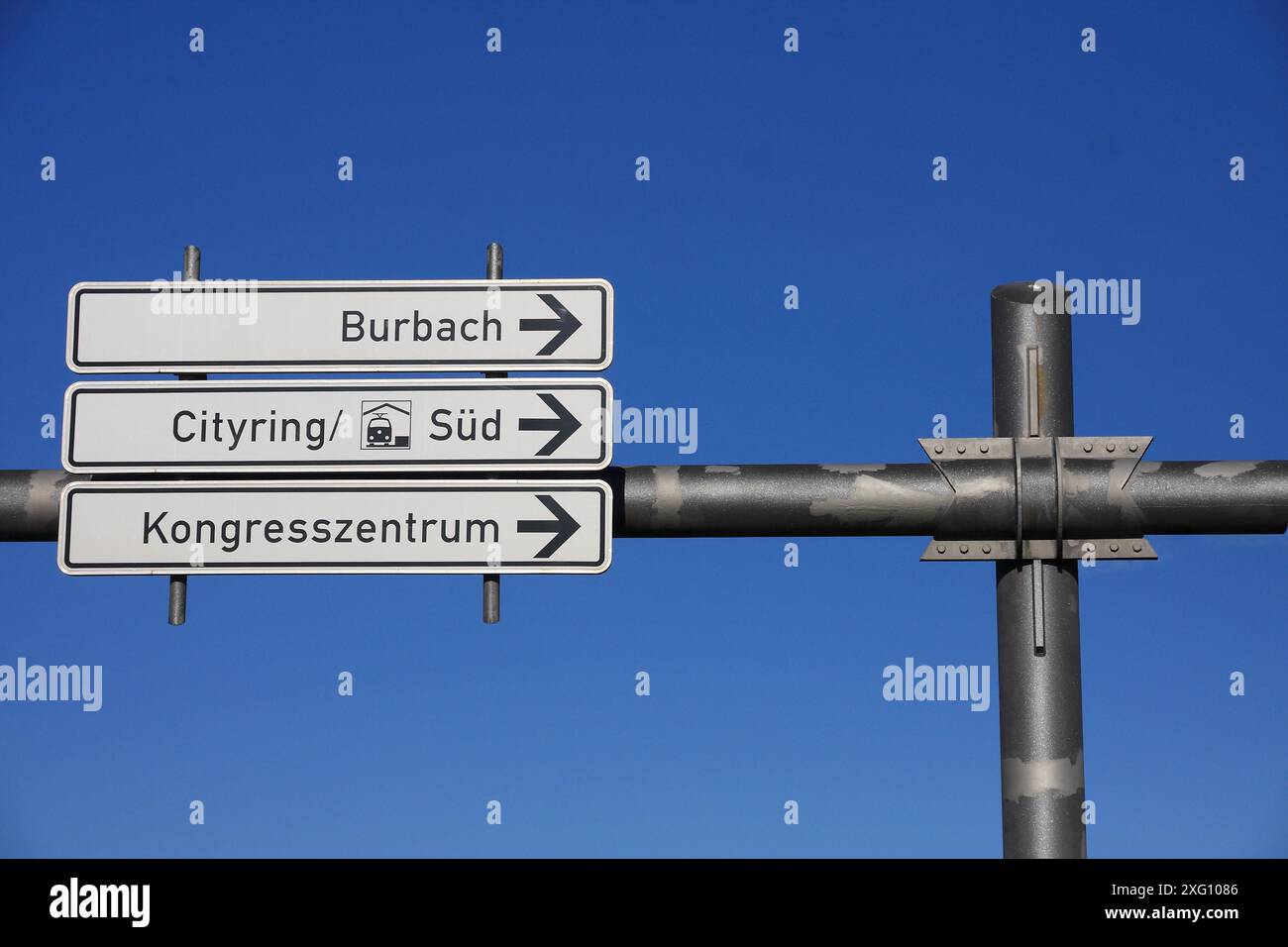 Indicatore di direzione autostrada, sfondo blu cielo Foto Stock