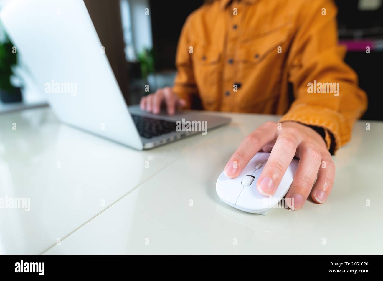 Business, istruzione, persone e tecnologia, primo piano della mano femminile con laptop e mouse del computer sul tavolo Foto Stock