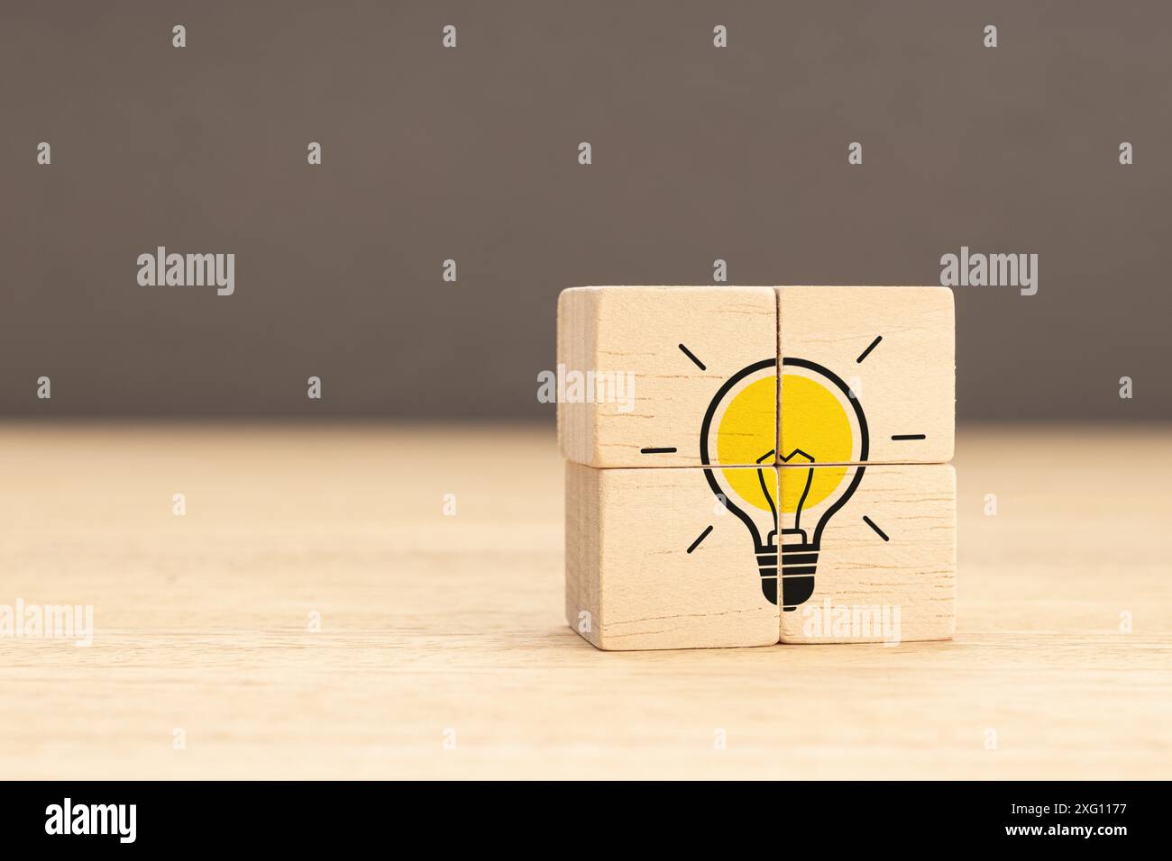 Idea, soluzione e concetto creativo. Icona della lampadina su un gruppo di blocchi di legno. Spazio di copia Foto Stock