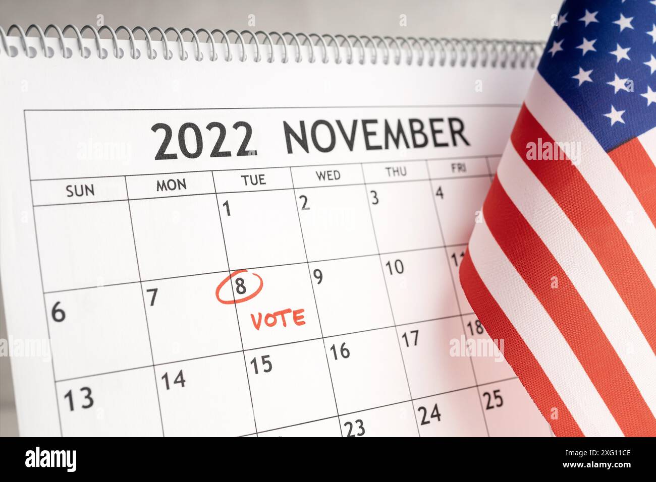 Novembre 2022 USA Vote Day Concept. Calendario da tavolo con il 8 novembre contrassegnato in rosso e bandiera USA Foto Stock