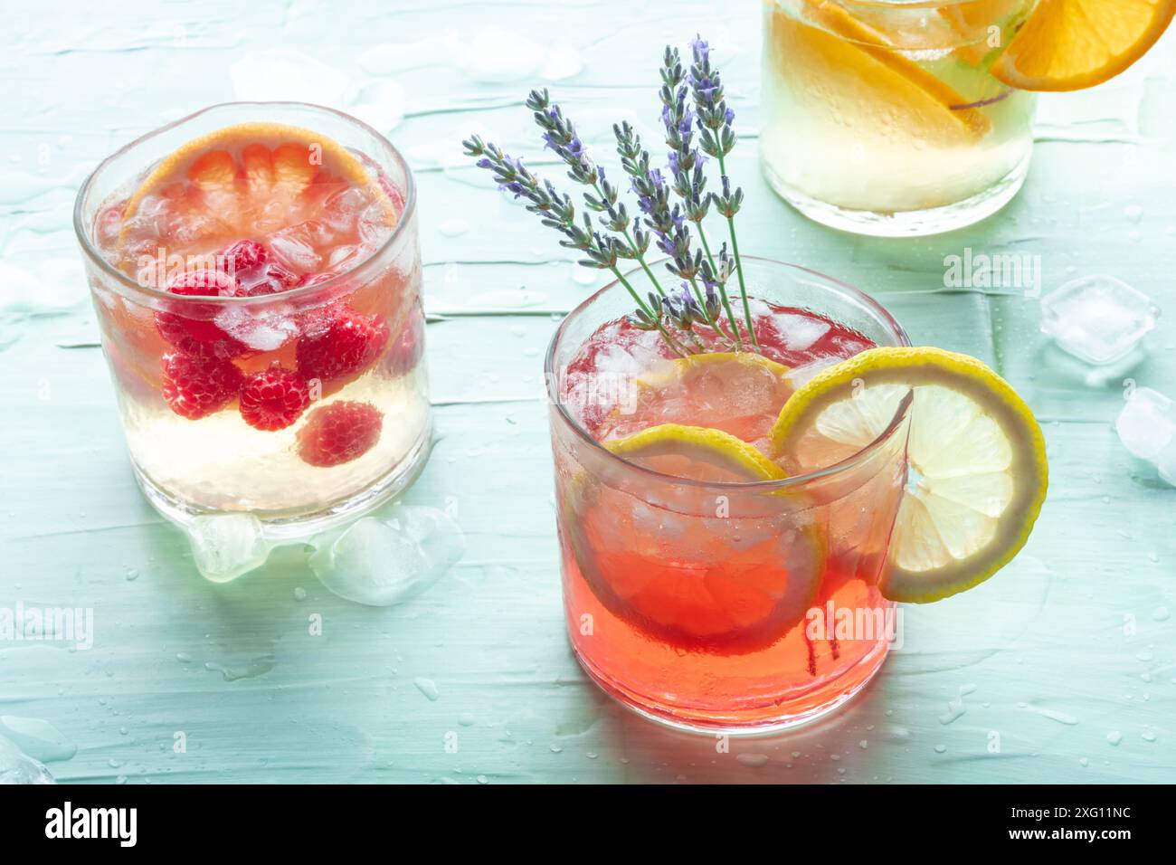 Cocktail o mocktail estivi, bevande fredde con agrumi e lavanda, limonata party con ghiaccio Foto Stock