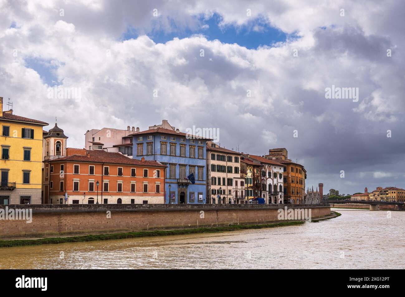 Edifici storici sul fiume Arno a Pisa, Italia Foto Stock