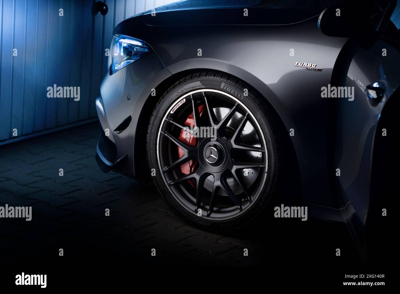 Mercedes-Benz CLA AMG 45 S 4-Matic 8G-DCT, 241KM, Breaking Shoot, anno: 2020. Ruota anteriore di un'auto sportiva, con pneumatico a profilo ribassato. Foto Stock