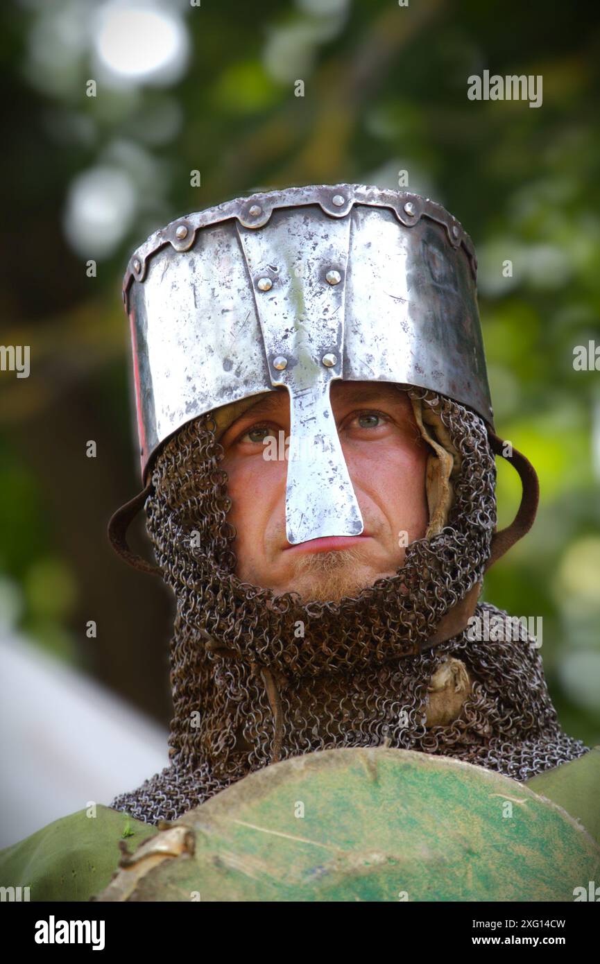 Ragazzo in costume storico in un mercato storico Foto Stock