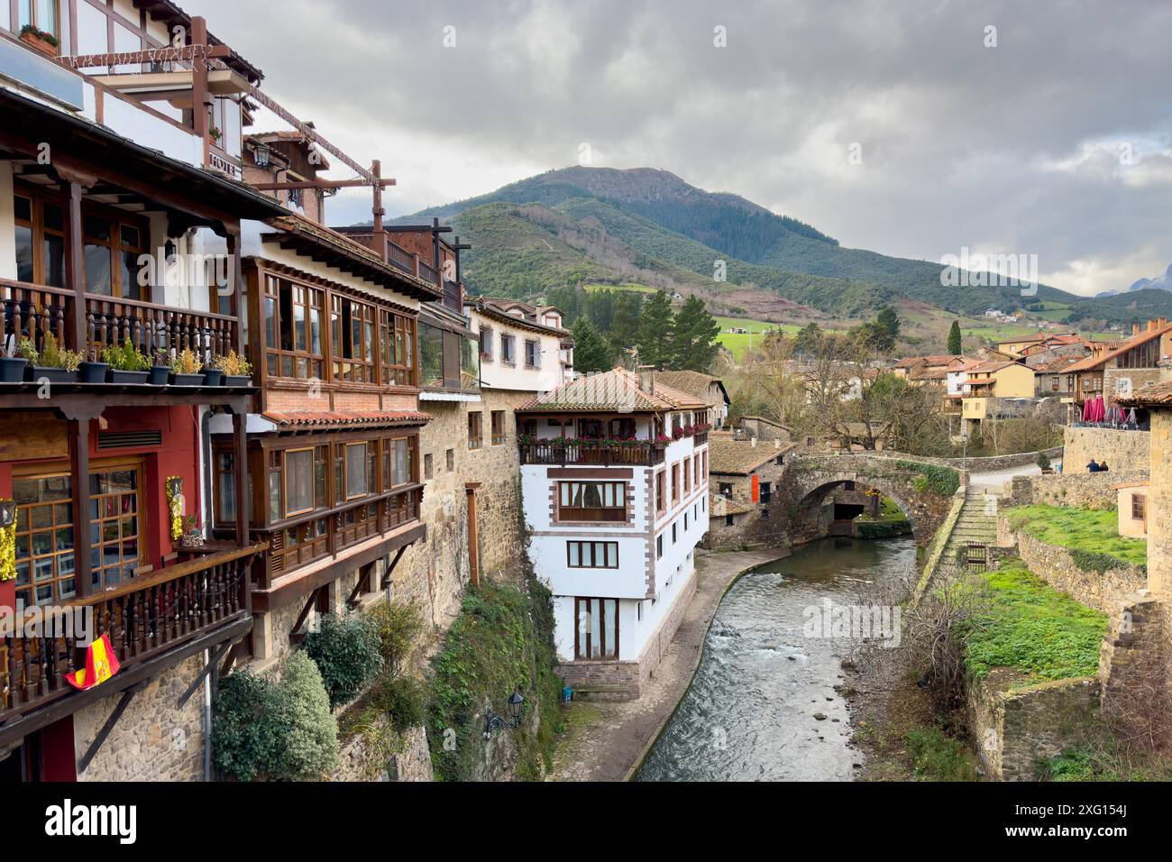 Scena urbana della città cantabrica di Potes, nel Parco Nazionale Picos de Europa. Foto di alta qualità Foto Stock