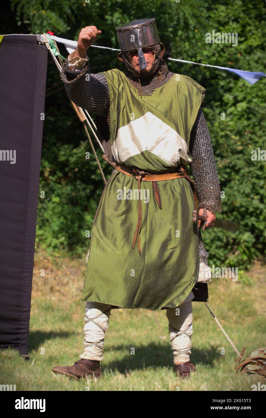 Ragazzo in costumi storici in un mercato storico Foto Stock