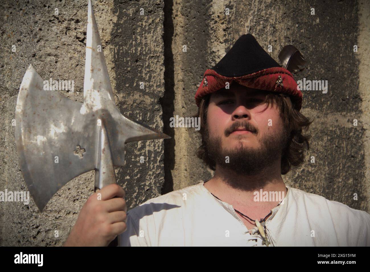 Ragazzo in costumi storici in un mercato storico Foto Stock