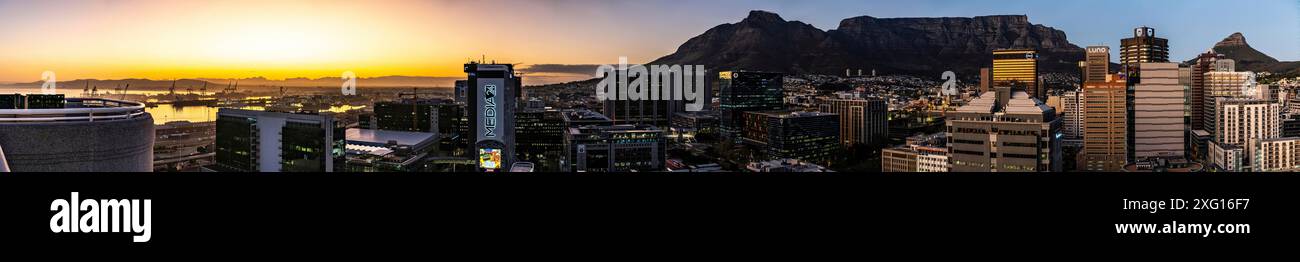 Città del Capo, Sudafrica, all'alba. Vista da un grattacielo Foto Stock