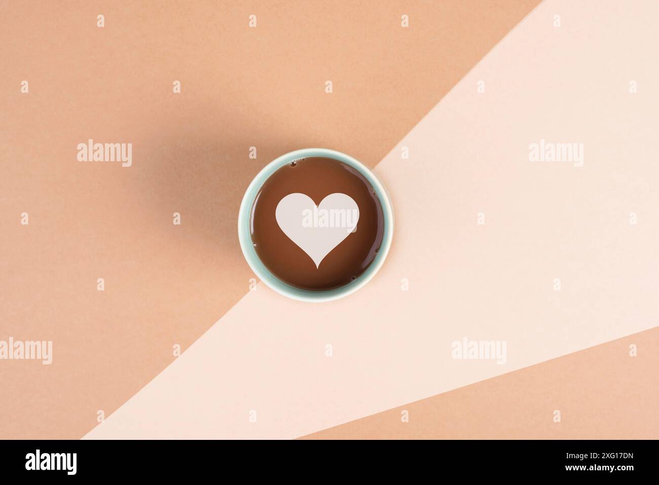 Tazza di caffè con un cuore, svegliarsi al mattino, bevanda calda con caffeina, fare una pausa Foto Stock