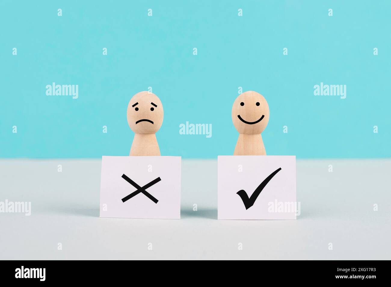 Uomini con un segno di spunta e una croce, concetto di business e istruzione, faccia felice e triste, fare domande, cercare una risposta, fare Foto Stock