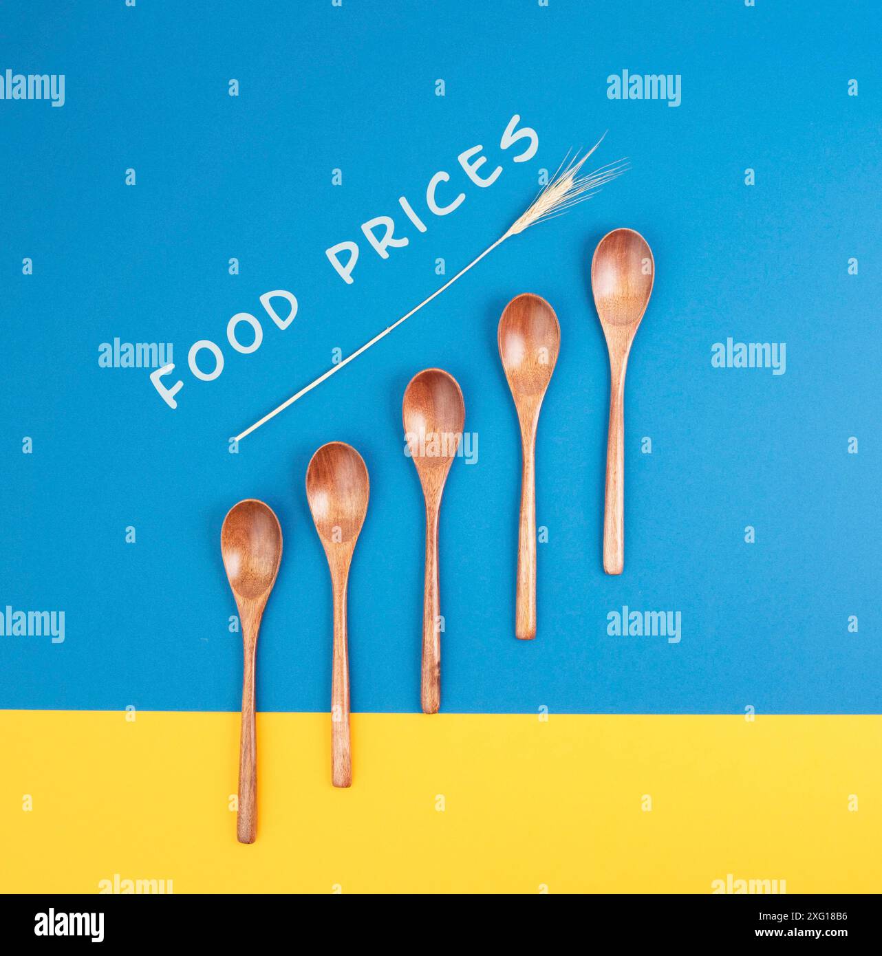 Crisi alimentare con prezzi in aumento e carenze, problemi della catena di approvvigionamento, inflazione causa alti costi di vita, sfondo colorato ucraino Foto Stock
