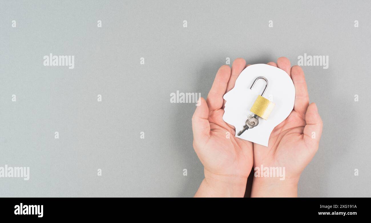 Silhouette di testa con serratura aperta, mente libera, pensieri incontrollati, concetto di libertà di parola Foto Stock