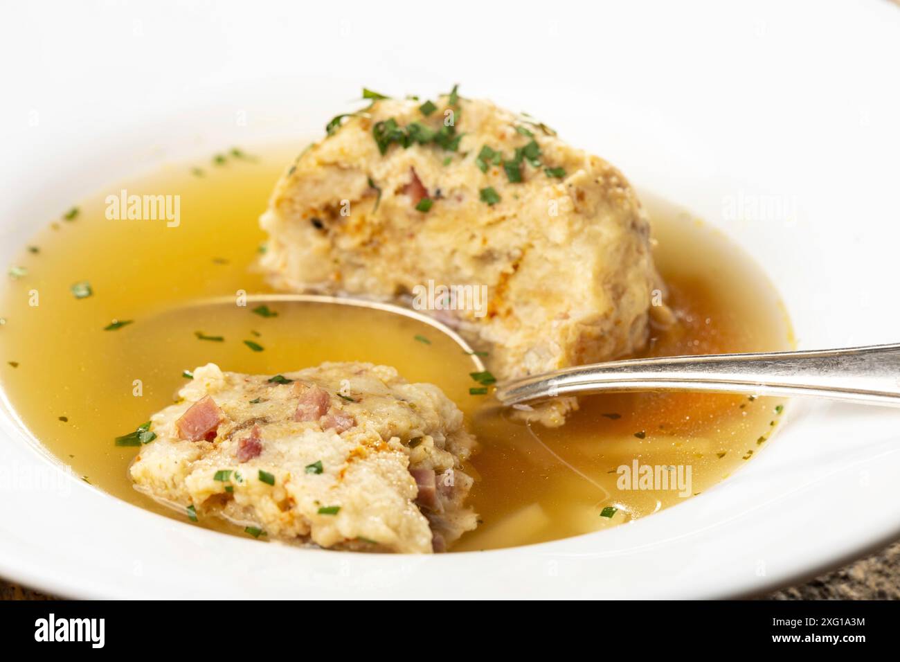 Zuppa con gnocchi di pancetta su legno Foto Stock