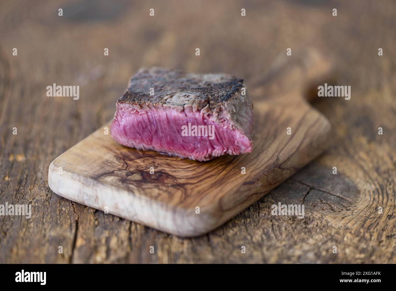 Fetta di bistecca su legno Foto Stock