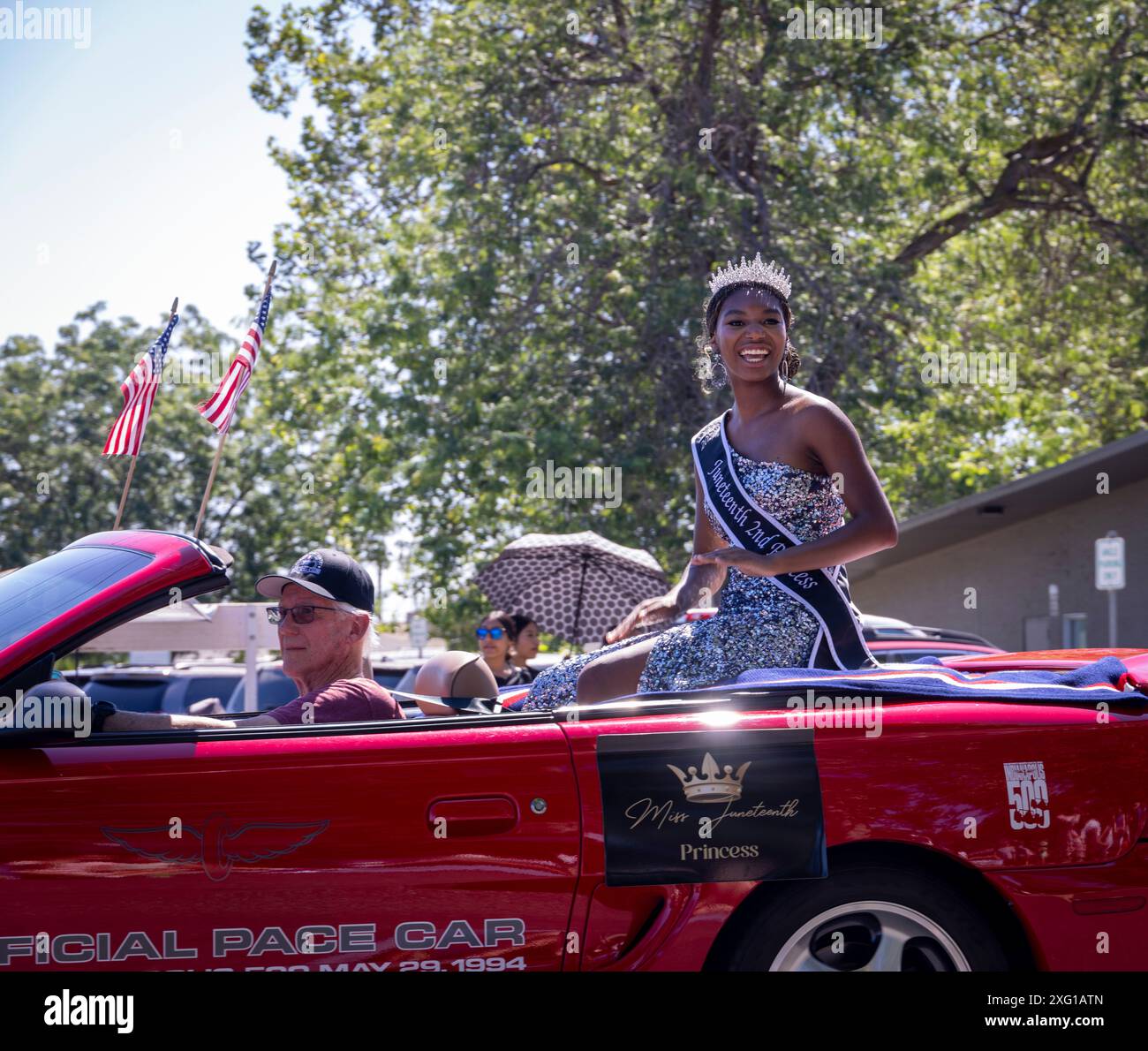 Juneteenth Second Princess Waving to Crowd, 4 luglioth Parade, Pasco, Tri-Cities, Washington State, STATI UNITI Foto Stock