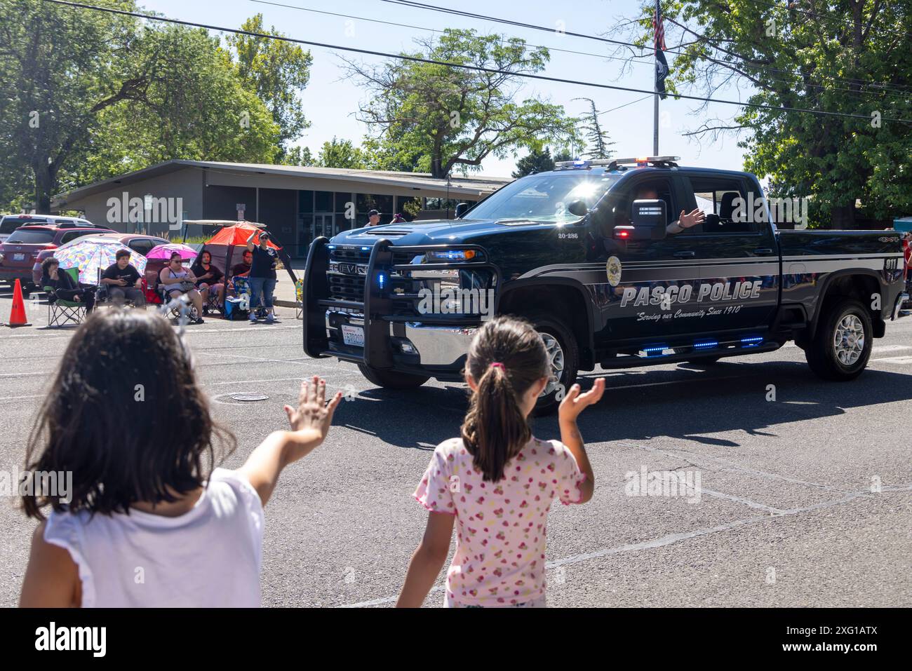 Bambini che si riagitano al vice camion della polizia, 4 luglio sfilata, Pasco, Tri-Cities, Washington State, STATI UNITI Foto Stock