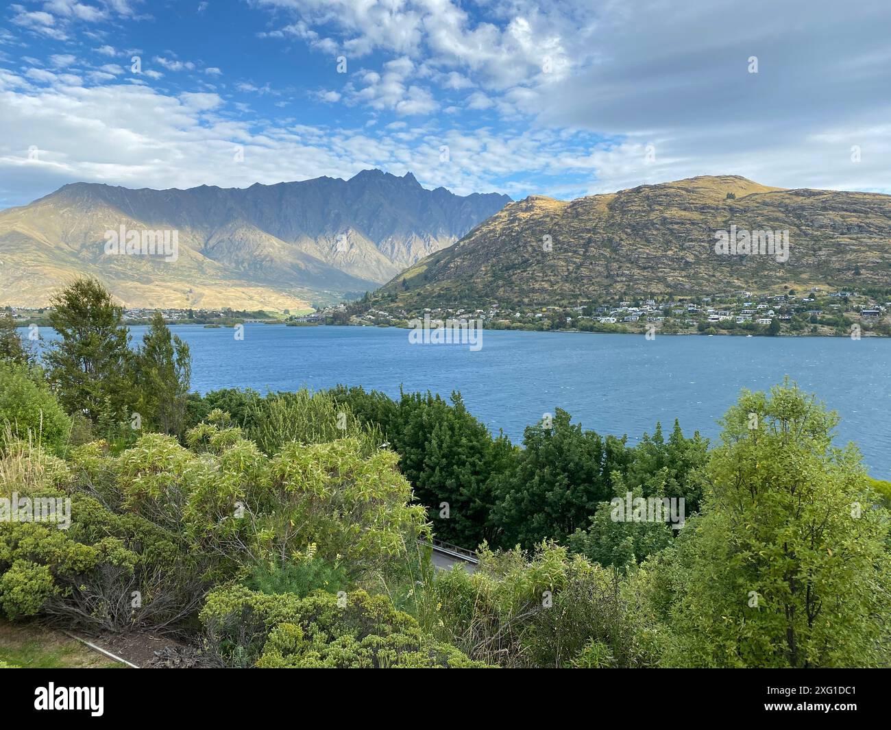 Foto del lago Wakatipu visto da Frankton Beach, Queenstown, nella regione di Otago dell'Isola del Sud in nuova Zelanda. Foto Stock