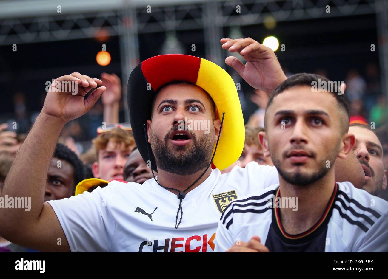 Berlino, Germania. 5 luglio 2024. Emozioni dei tifosi di calcio tedeschi osservate nella zona fan della porta di Brandeburgo a Berlino durante i quarti di finale di UEFA EURO 2024 Spagna contro Germania. Crediti: Oleksandr Prykhodko/Alamy Live News Foto Stock