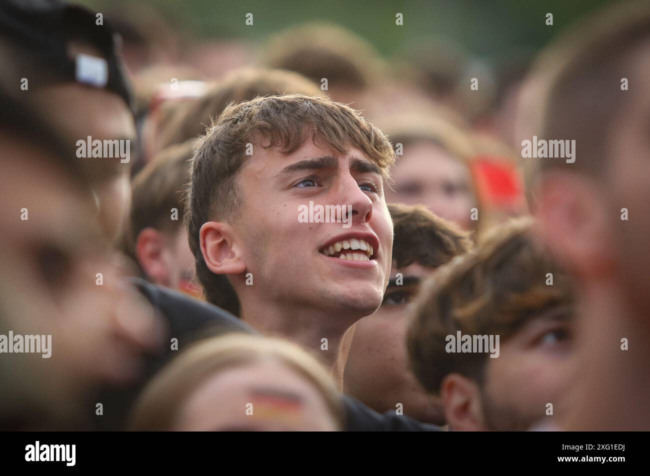 Berlino, Germania. 5 luglio 2024. Tifosi di calcio tedeschi visti nella zona fan alla porta di Brandeburgo a Berlino durante i quarti di finale di UEFA EURO 2024 Spagna contro Germania. Crediti: Oleksandr Prykhodko/Alamy Live News Foto Stock