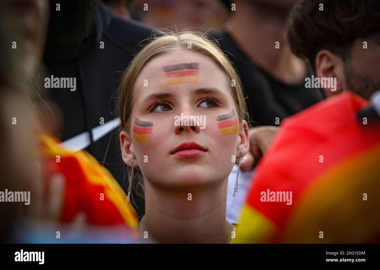 Berlino, Germania. 5 luglio 2024. Tifosi di calcio tedeschi visti nella zona fan alla porta di Brandeburgo a Berlino durante i quarti di finale di UEFA EURO 2024 Spagna contro Germania. Crediti: Oleksandr Prykhodko/Alamy Live News Foto Stock