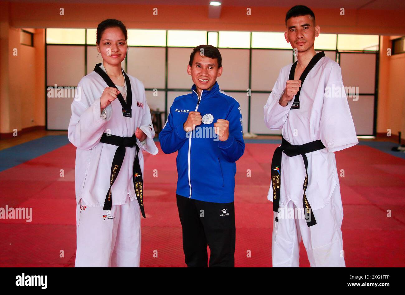 Kathmandu, Nepal. 4 luglio 2024. Il giocatore del Para-Taekwondo Palesha Goverdhan (a sinistra), l'allenatore Kabiraj Lama (centro) e Bharatsingh Mahata (a destra) posa per una foto di gruppo dopo l'allenamento preparandosi per le partite paralimpiche di Parigi del 2024 al Satdobato Sports Complex di Lalitpur. Credito: SOPA Images Limited/Alamy Live News Foto Stock