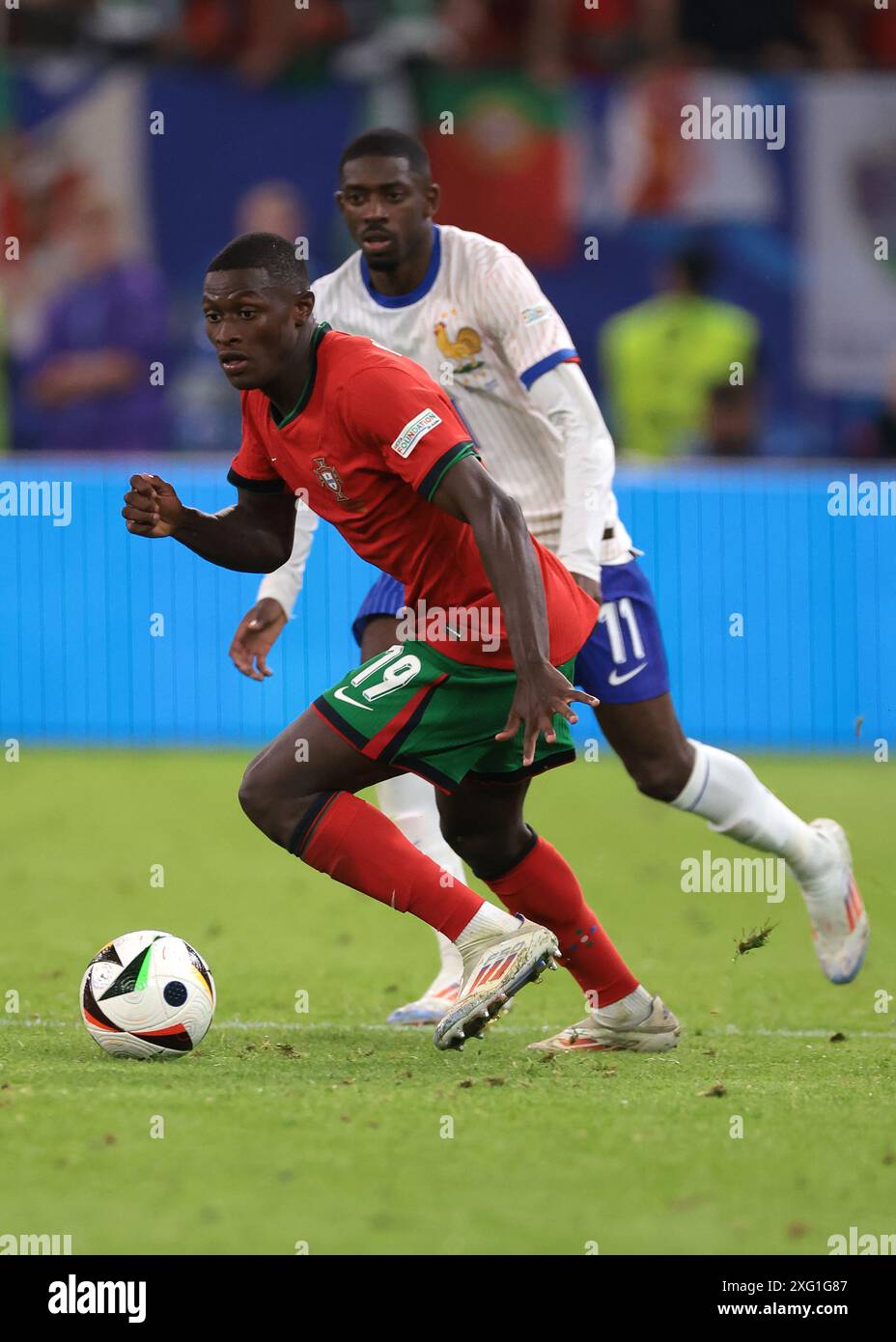 Amburgo, Germania. 5 luglio 2024. Nuno Mendes del Portogallo è perseguito dal compagno di squadra del PSG Ousmane Dembele della Francia durante i quarti di finale dei Campionati europei UEFA al Volksparkstadion di Amburgo. Il credito per immagini dovrebbe essere: Jonathan Moscrop/Sportimage Credit: Sportimage Ltd/Alamy Live News Foto Stock